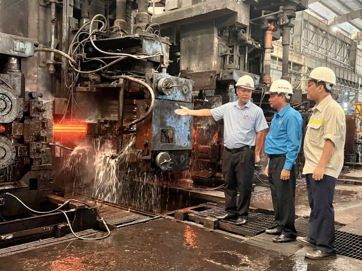 Los funcionarios del Sindicato encuestaron el trabajo de garantia de la red de cable de alta velocidad en la empresa Gang Thayuyen Steel Co., Ltd. Imagen de Vietnam del Norte