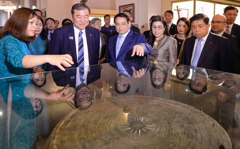 Politburo member, Prime Minister Pham Minh Chinh and Prime Minister Ishiba Shigeru visited the National Museum of History.