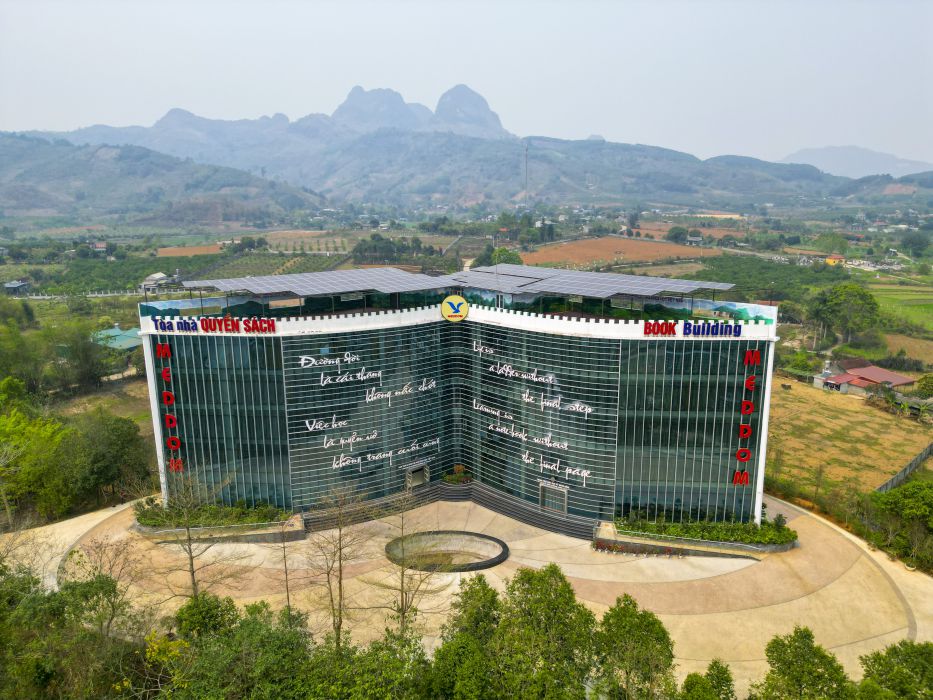 In the middle of a peaceful valley in Bac Phong commune, Cao Phong district (Hoa Binh), Meddom Park appears like an open book.