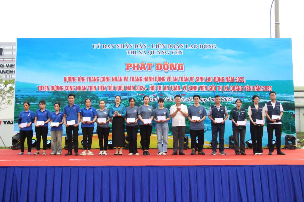 Delegates presented gifts to workers and laborers at the program. Photo: Quang Yen Labor Federation