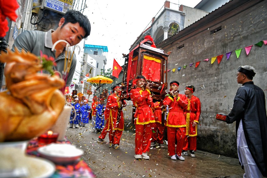 Cac gia dinh cung lam mam cung va hanh le khi doan ruoc qua.
