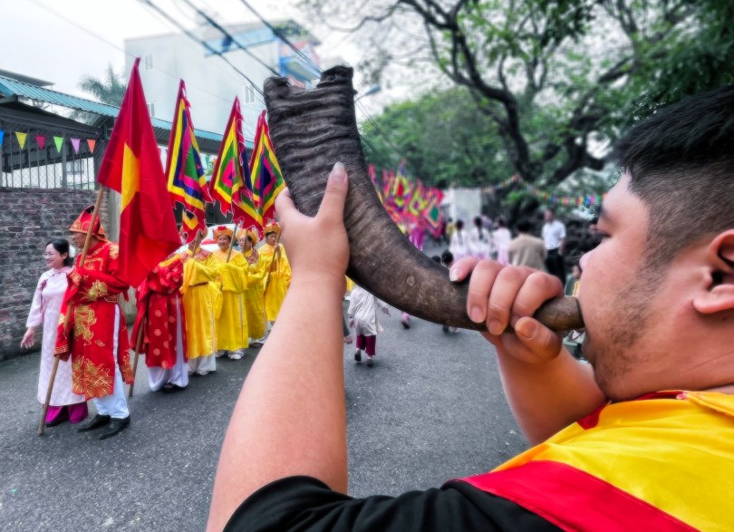 La fiesta se agita con diferentes sonidos desde tambores, cantos, instrumentos... hasta la carcel y...