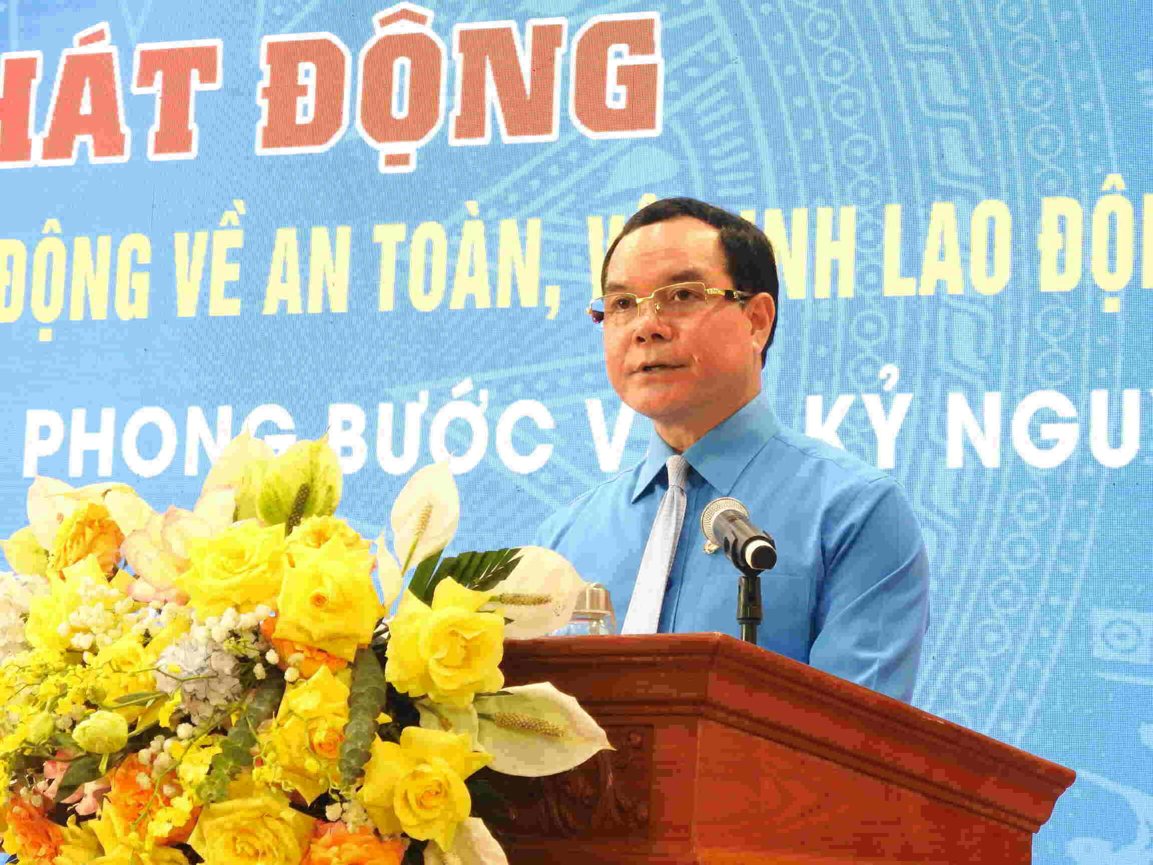 President of the Vietnam General Confederation of Labor Nguyen Dinh Khang gave a speech. Photo: To Cong.