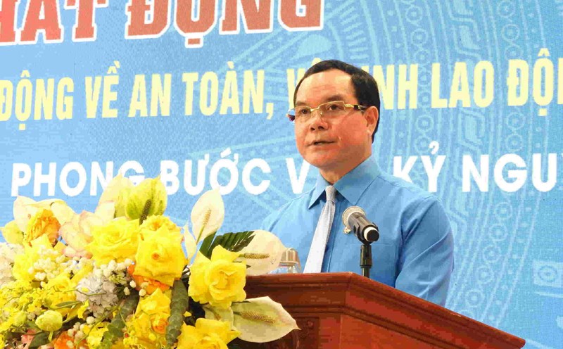 President of the Vietnam General Confederation of Labor Nguyen Dinh Khang gave a speech. Photo: To Cong.