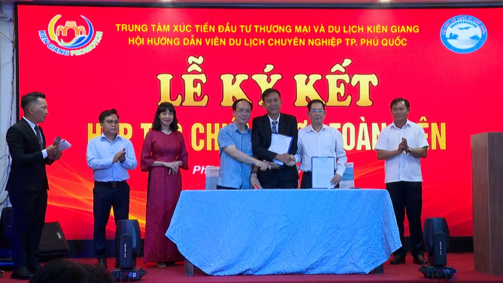 PHU Quoc Professional Tour Guide Association y unidades de turismo y asociaciones de viajes firmaron una estrategia de cooperacion estrategica de cooperacion y desarrollo turistico. Foto: Xuan NHI