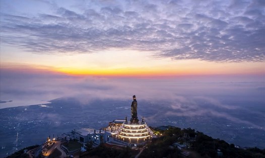 Đỉnh núi Bà Đen. Ảnh: Thu Huệ