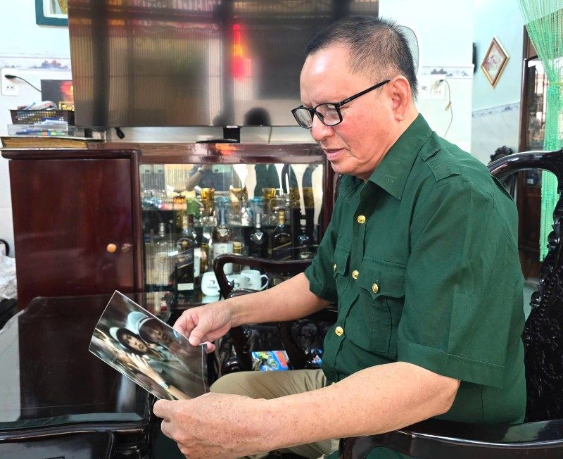 El Sr. Nguyen Cai Nhu mira la foto que grabo el momento en que participo en la entrega de premios al Presidente Yang Van Minh a la Radio Saigon declarando la rendicion incondicional al mediodia del 30 de abril de 1975. Imagen de la pagina web de Nam Young