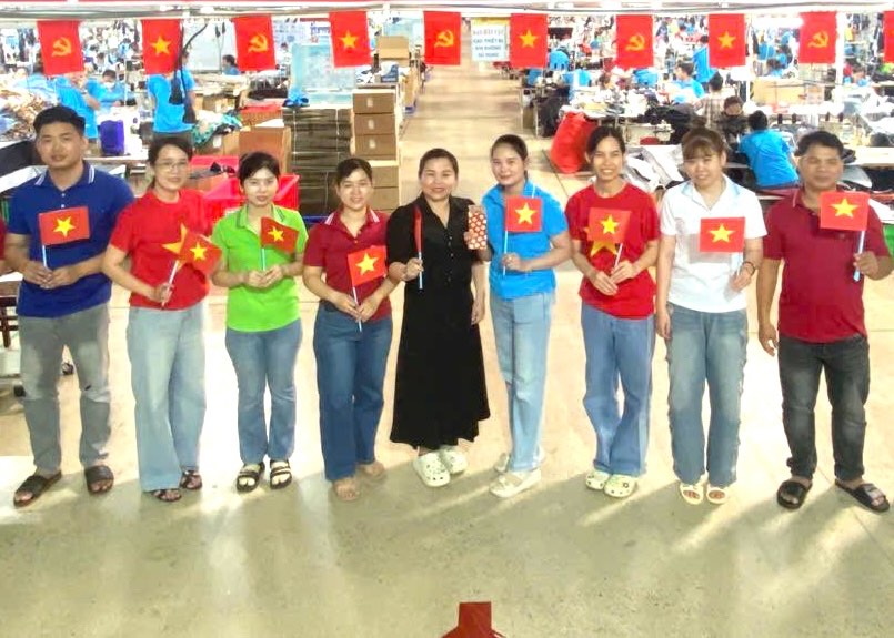 A garment company in Dong Nai rewards employees for the April 30 holiday. Photo: Dong Phu Cuong Joint Stock Company