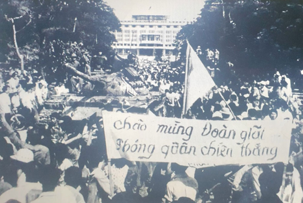 The people of Saigon were happy on the day of victory, April 30, 1975 . Photo: Document