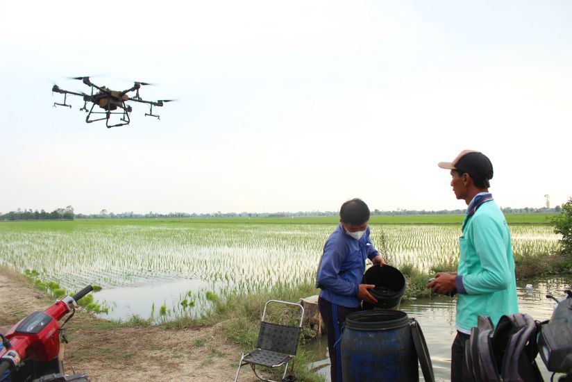 Farmers in the Mekong Delta operate agricultural drones to fertilize rice plants. Photo: Luc Tung