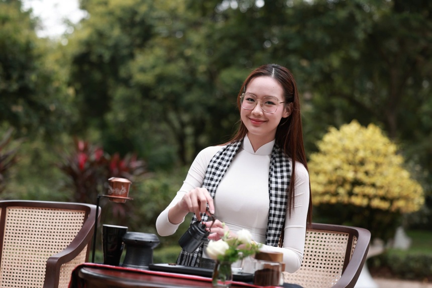 Miss Le Nguyen Bao Ngoc was chosen to introduce coffee culture at the meeting between Prime Minister Pham Minh Chinh and Kyrgyzstan Prime Minister - Adylbek Kasymaliev in March 2025. Photo: HAI NGUYEN