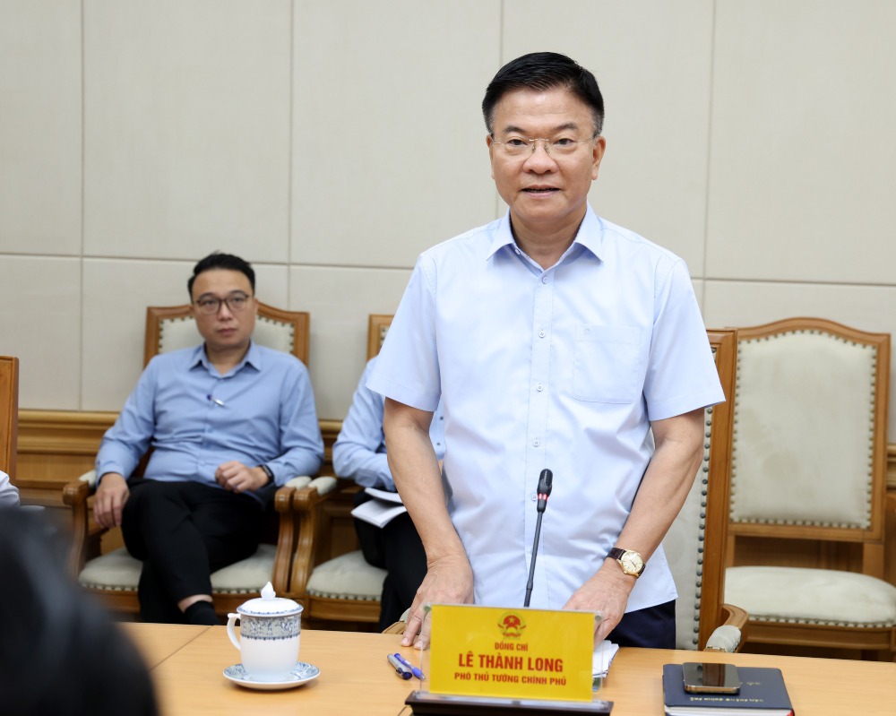 Deputy Prime Minister Le Thanh Long spoke at a meeting with the Ministry of Education and Training on preparations for the 2025 high school graduation exam. Photo: VGP/Duc Tuan