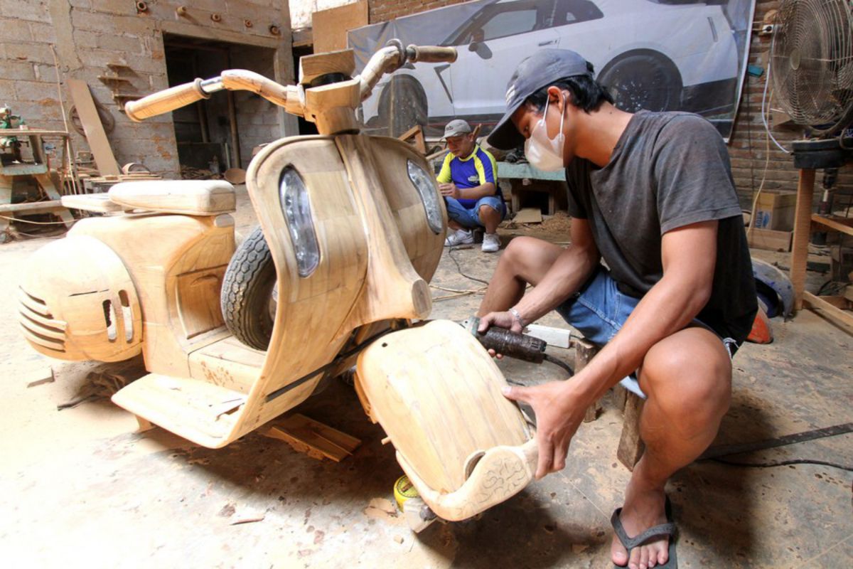 A wooden motorcycle case manufacturing workshop in Indonesia. Photo: Xinhua