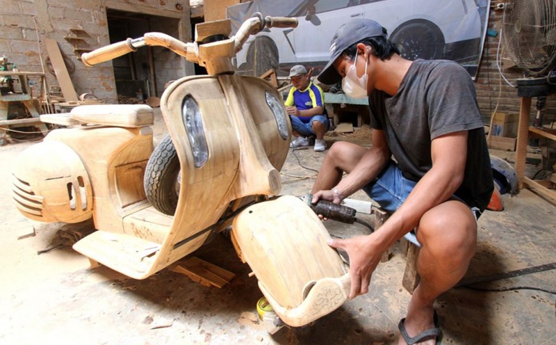 A wooden motorcycle case manufacturing workshop in Indonesia. Photo: Xinhua