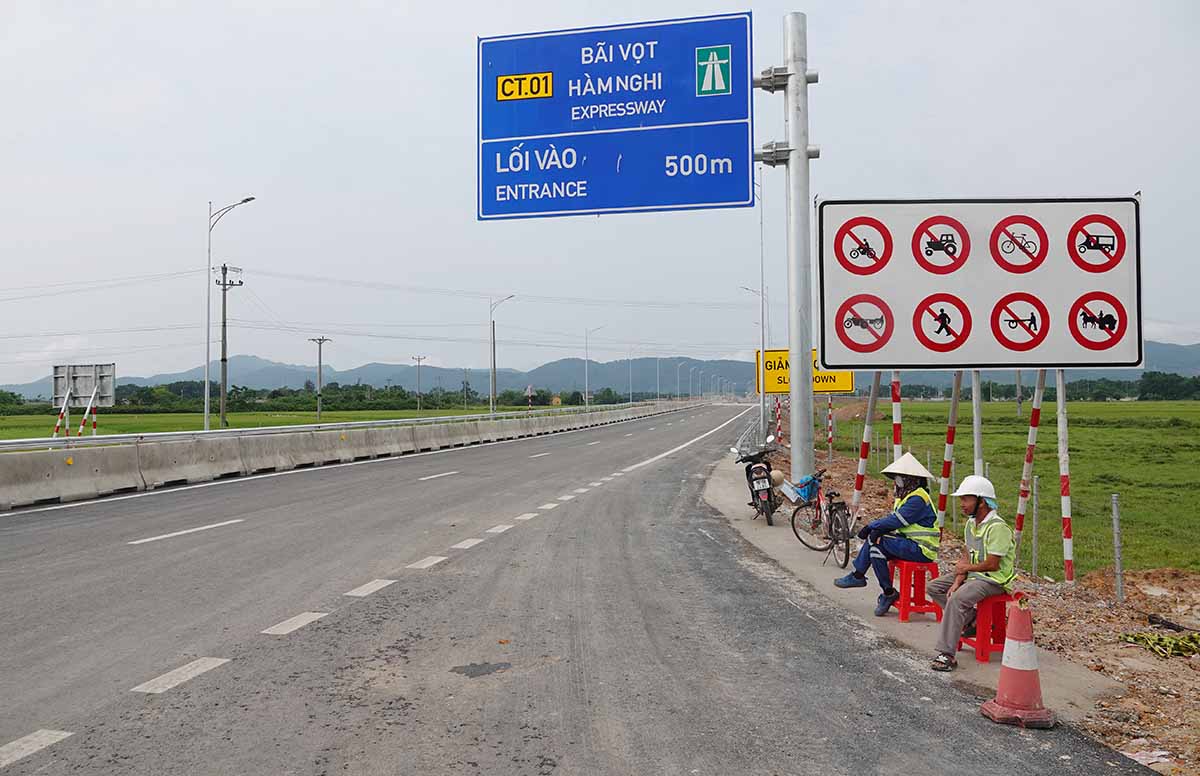 2 staff members were on duty at the intersection in Luu Vinh Son commune to guide the vehicle onto the highway. Photo: Tran Tuan.