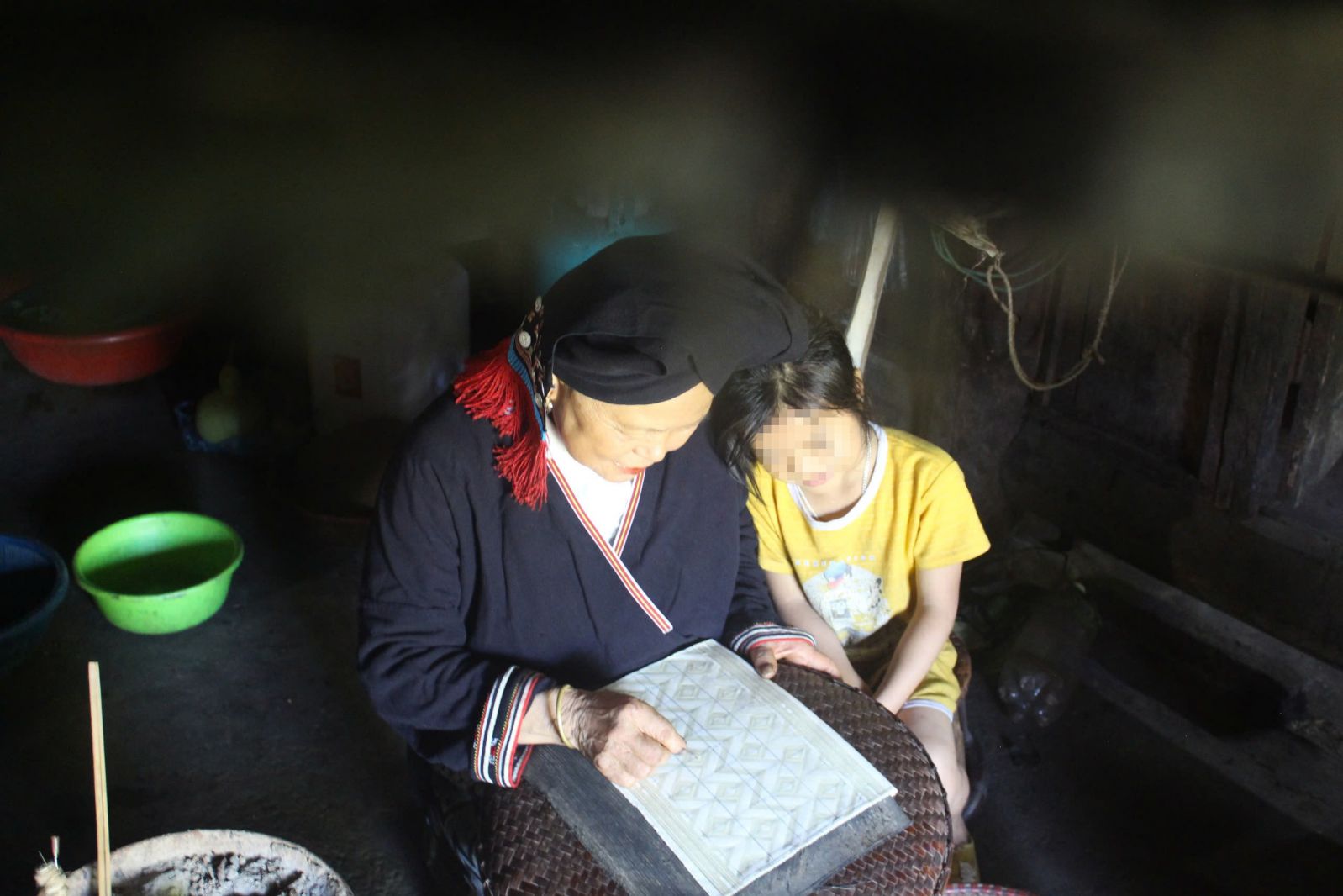 Phu nu Dao tien - xom Sung truyen day nghe ve sap ong truyen thong cho con chau.