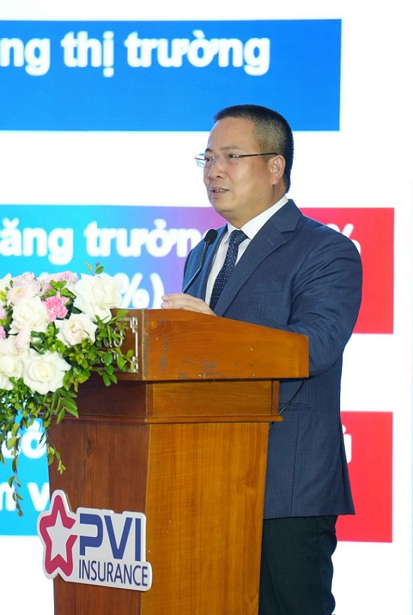 Tong giam doc Pham Anh Duc bao cao tai Hoi nghi. Anh Thu Binh