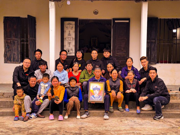 El grupo Skyline entrego la foto a los familiares de los martires, que forma parte del proyecto de reconstruccion de 64 retratos de los martires Gac Ma. Imagen: Personaje de la fuente