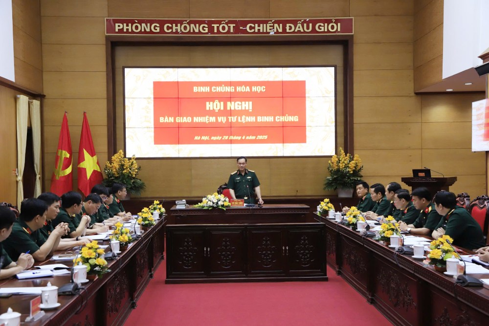 Hoi nghi ban giao nhiem vu Tu lenh Binh chung Hoa hoc giua cac si quan quan doi. Anh: binhchunghoahoc.vn