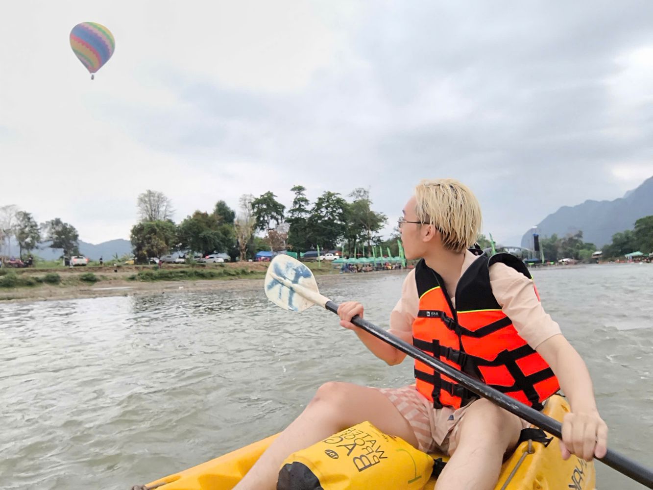 Khoảnh khắc chèo kayak ấn tượng tại Vang Viêng. Ảnh: Ninh Công Hoàng