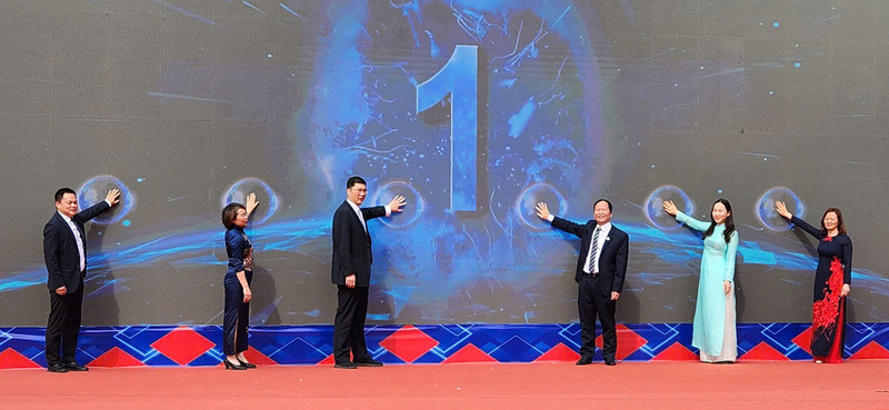 The event organizers performed the ceremony to announce the 2-day, 1-night tour program for visitors using a passport. Photo: Quang Huy