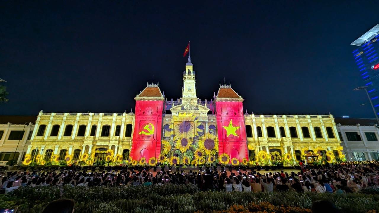 Trinh dien 3D mapping mau chao mung dai le 30.4, ky niem 50 nam thong nhat dat nuoc. Anh: Anh Tu