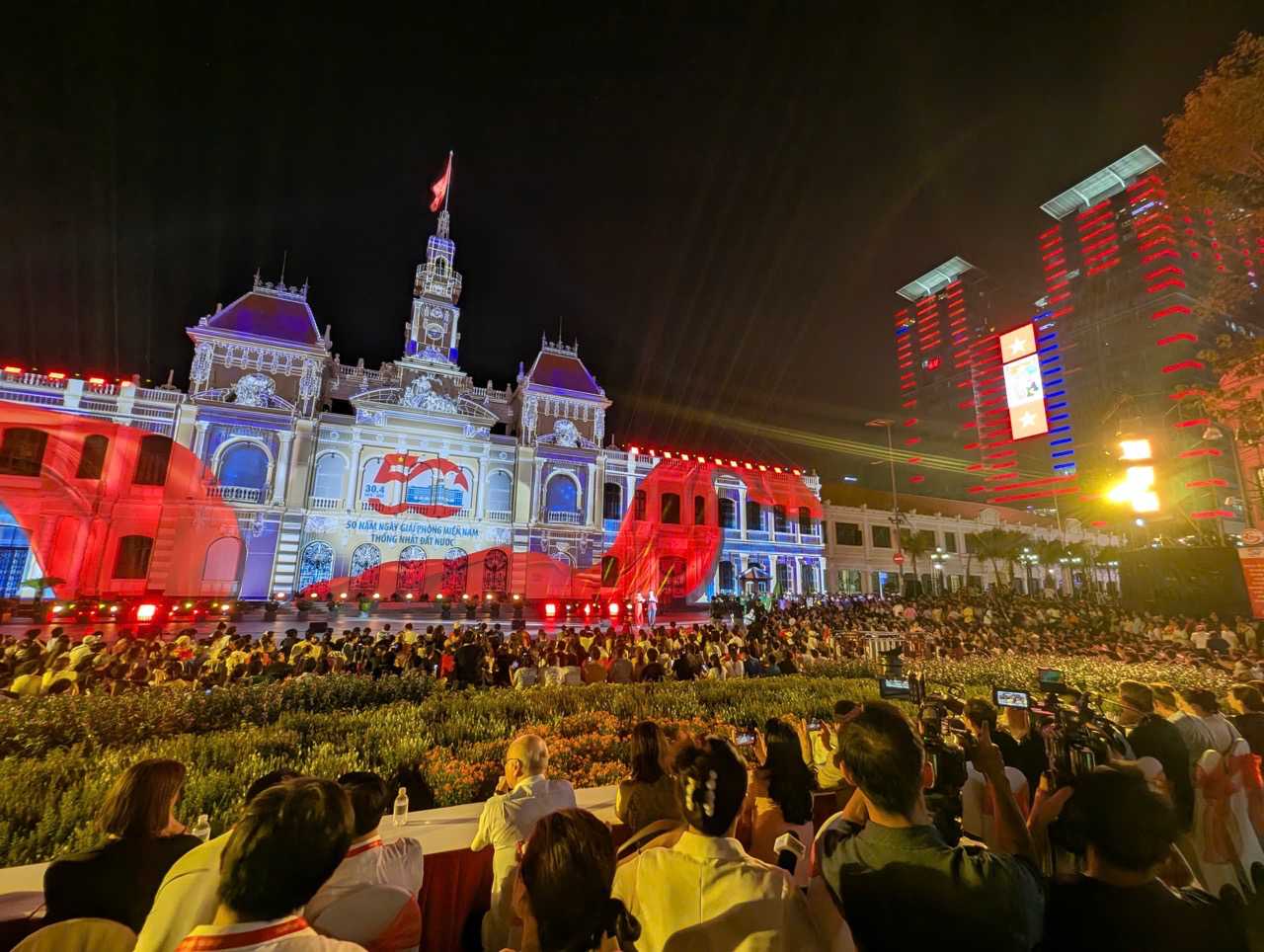 Hang nghin nguoi chen chan xem 3D mapping toi 19.4. Cac buoi dien 3D mapping tai TP HCM dien ra vao cac toi 19, 26, 29 va 30.4. Anh: Anh Tu