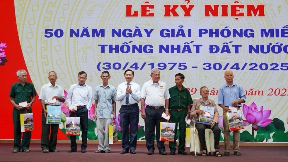 Chu tich UBND tinh Soc Trang Tran Van Lau tang qua cho cac thuong, benh binh. Anh: Phuong Anh