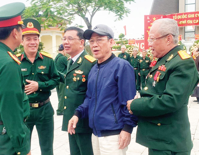 El coronel, el poeta Tran Anh Thai (segundo desde la derecha) se reune con su antiguo compañero. Imagen: Personaje de la fuente