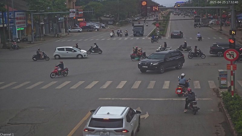Motocicleta que pasa una luz roja en el cruce Xuong Giang  Vuong Van Tra  Quang Trung, ciudad de Bac Giang, provincia de Bac Giang es castigada con frio. Foto de la Policia de Baekje