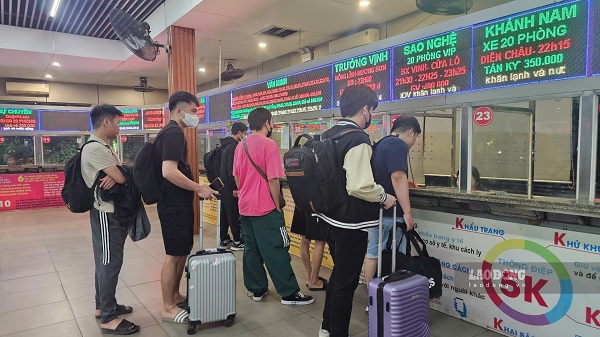 Passengers lined up to buy tickets at the Underground Water Bus Station. Photo: Huu Chanh taken at 10:30 p.m. on April 28.