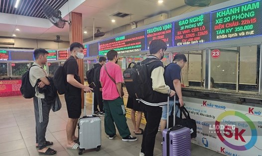 Hành khách xếp hàng mua vé tại Bến xe Nước ngầm. Ảnh: Hữu Chánh chụp 22h30 ngày 28.4.