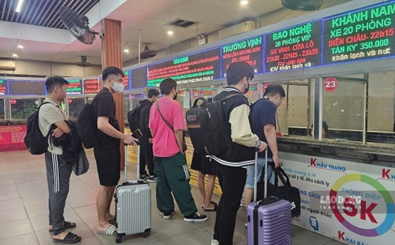 Passengers lined up to buy tickets at the Underground Water Bus Station. Photo: Huu Chanh taken at 10:30 p.m. on April 28.