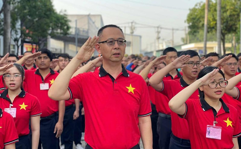 The emotional flag-raising ceremony of 1,000 workers on the occasion of the 50th anniversary of the country's reunification. Photo: Dinh Trong