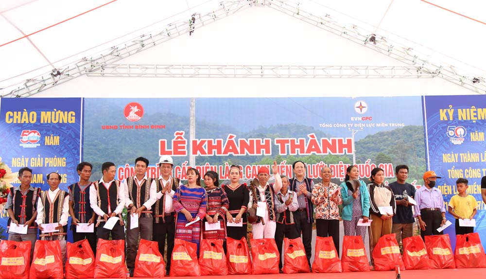 EVNCPC va PC Binh Dinh cung da trao tang 185 suat qua cho cac ho gia dinh ho ngheo, gia dinh chinh sach... Anh: Ngoc Thach