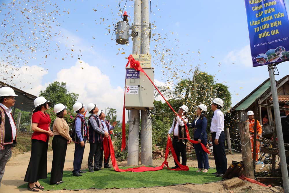 Canh Tien village, the last "concrete" of Binh Dinh province, has been covered with electricity, marking the 100% of households in the province having electricity. Photo: Ngoc Thach