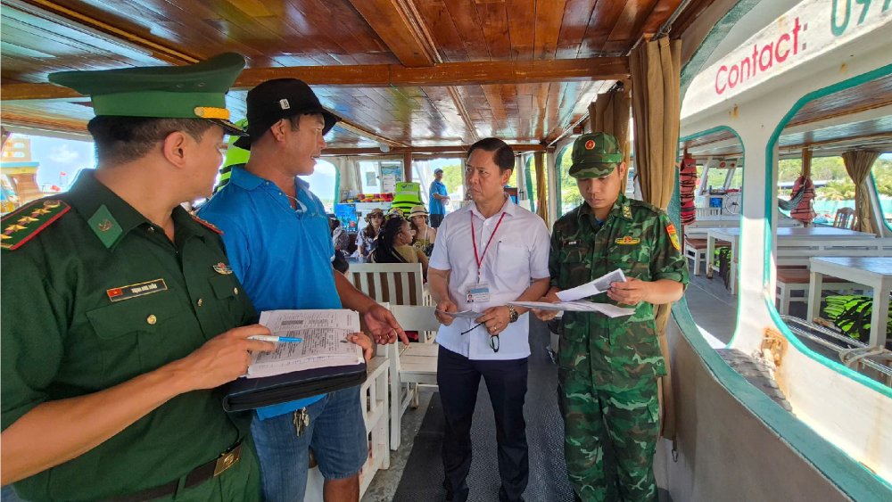 Un grupo de agentes de seguridad ha venido a inspeccionar los trenes de turismo en Phu Quoc. Imagen de la pagina web de la organizacion