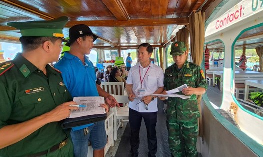 Đoàn đến kiểm tra các phương tiện tàu chở khách du lịch ở Phú Quốc. Ảnh: Khánh Vân