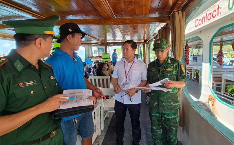 The delegation inspected the tourist vehicles in Phu Quoc. Photo: Khanh Van
