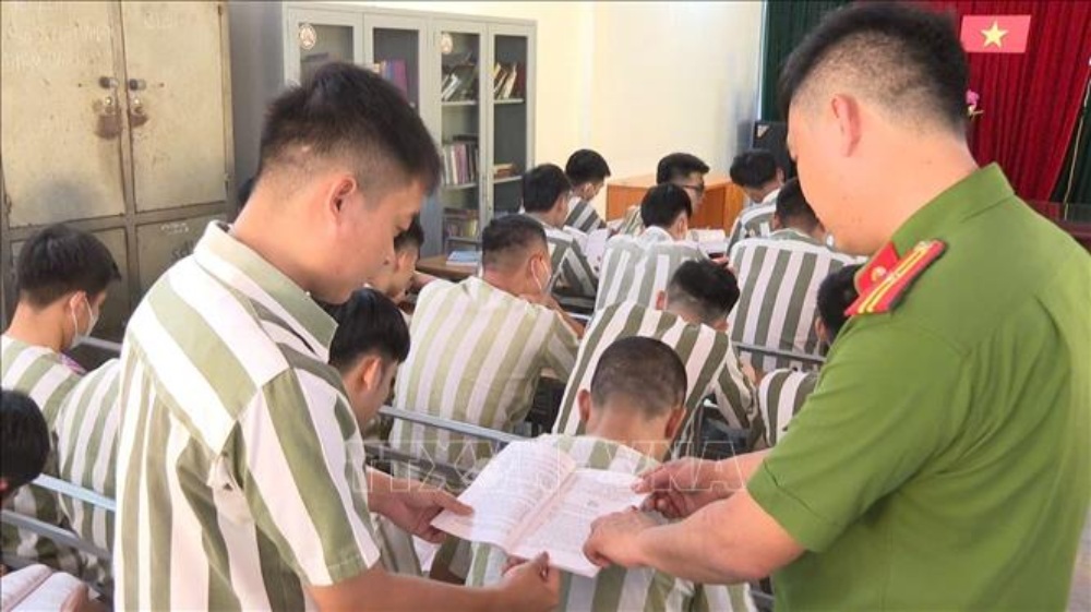 prisoners are instructed on amnesty procedures at Detention Center No. 1, Hanoi City Police. Photo: VNA
