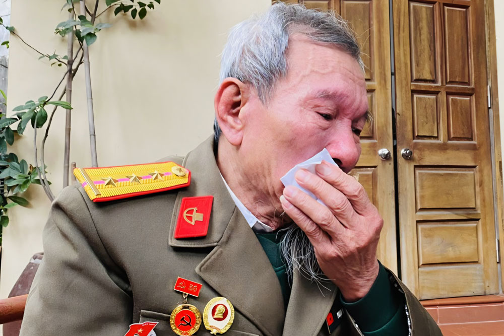 Veteran Pham Duy Do was moved and could not hold back his tears when recounting his fighting life, working with countless hardships and difficulties but also being a very heroic and heroic person. Photo: THERRY OF WORK