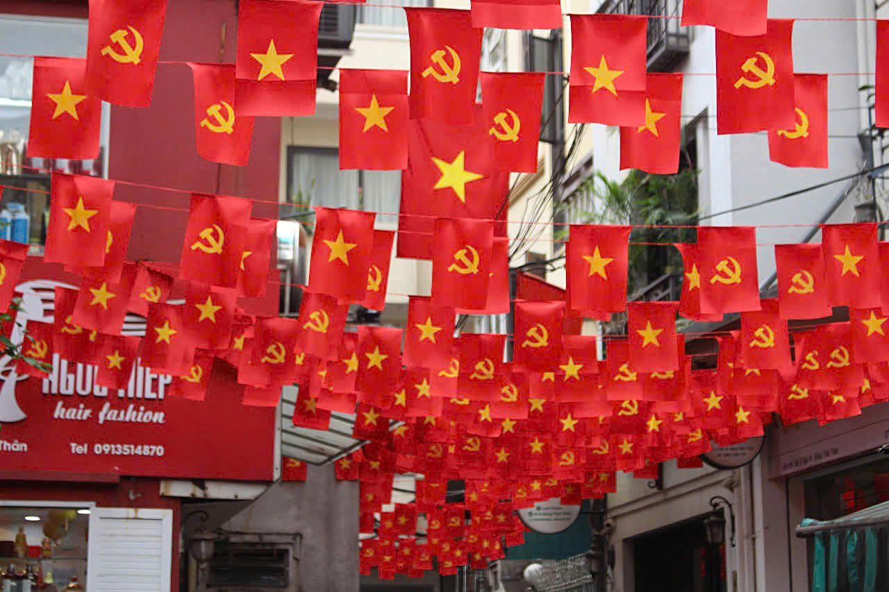 Nhung day co To quoc, co Dang treo ngay ngan, phu len gam mau tuoi vui trong nhip song hoi ha cua nguoi dan Thu do.