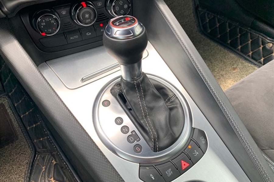 Cambiar el numero de identificacion de un automovil antes de detenerse es una costumbre comun entre muchos conductores, especialmente entre los que son novatos. Imagen de Khanh Linh