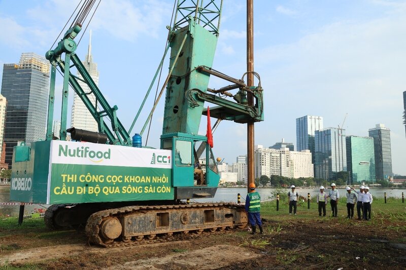 The Board of Directors of Nutifood and CC1 along with the Supervisory Consulting and Project Management Consulting units were present at the construction site to witness the first pile drill construction milestone. Photo: Nutifood
