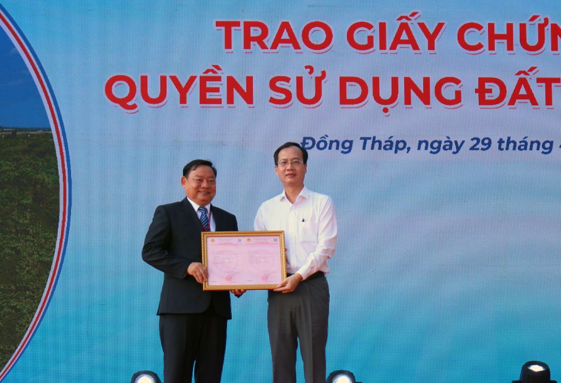 Chu tich UBND tinh Dong Thap Tran Tri Quang trao Giay chung nhan quyen su dung dat cho DThU. Anh: Thanh Mai