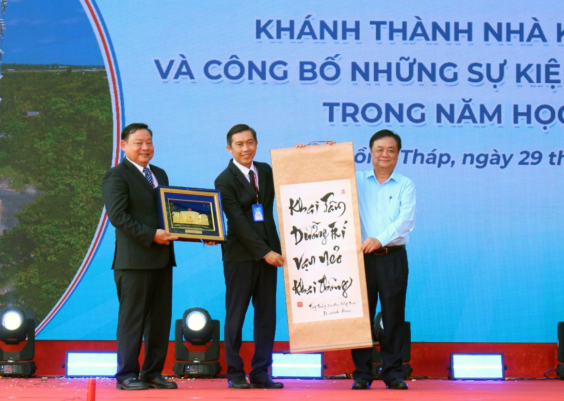Pho Chu tich Quoc hoi Le Minh Hoan tang qua va thu phap cho lanh dao DThU. Anh: Thanh Mai