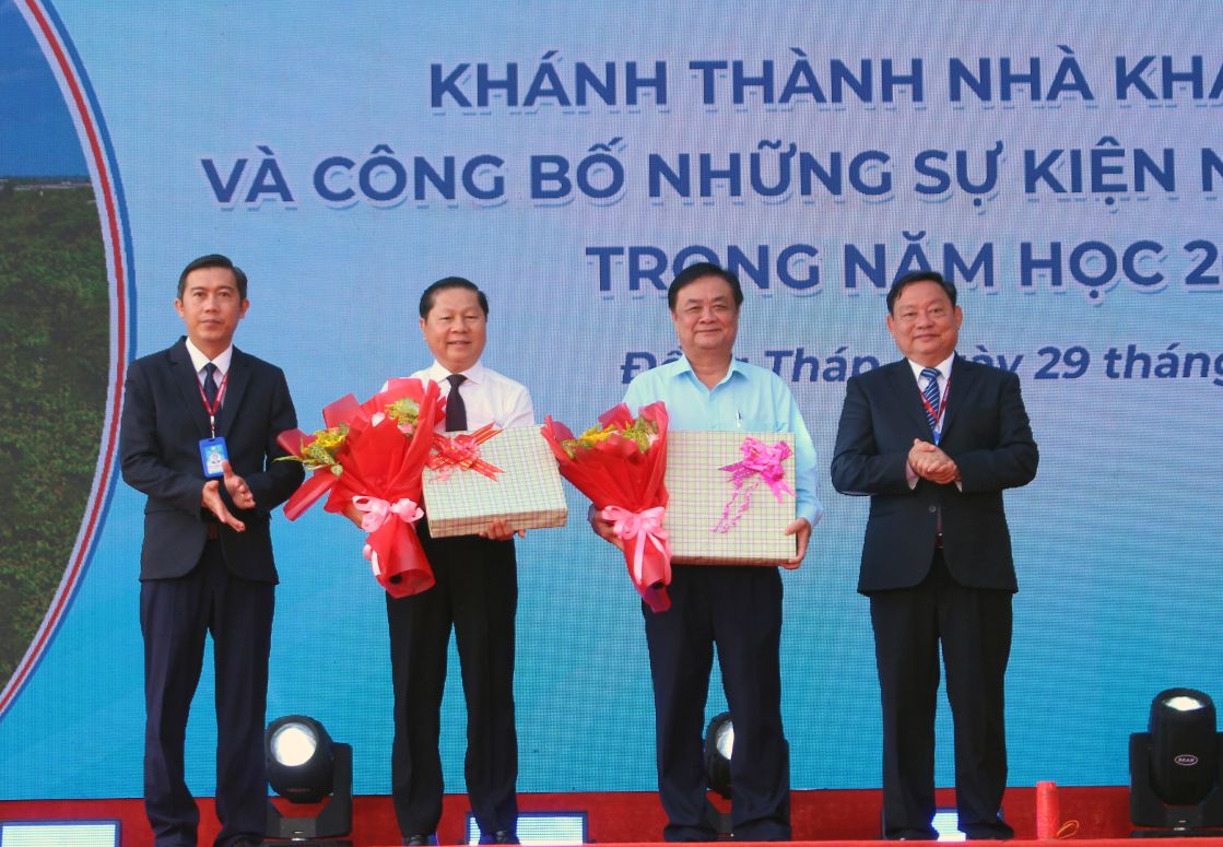 Lanh dao DThU tang hoa cho Pho Chu tich Quoc hoi Le Minh Hoan va Thu truong Bo Giao duc va Dao tao Le Tan Dung. Anh: Thanh Mai