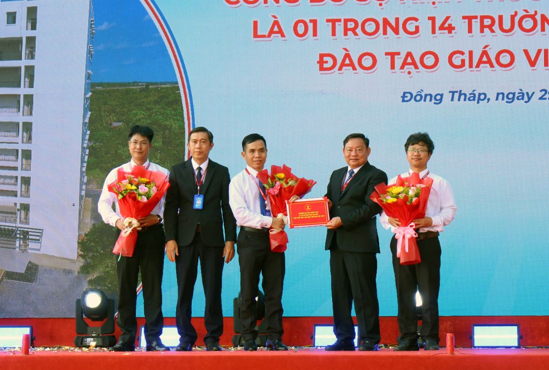 Lanh dao DThU giao nhiem vu cho Truong Dai hoc Su pham Dong Thap. Anh: Thanh Mai