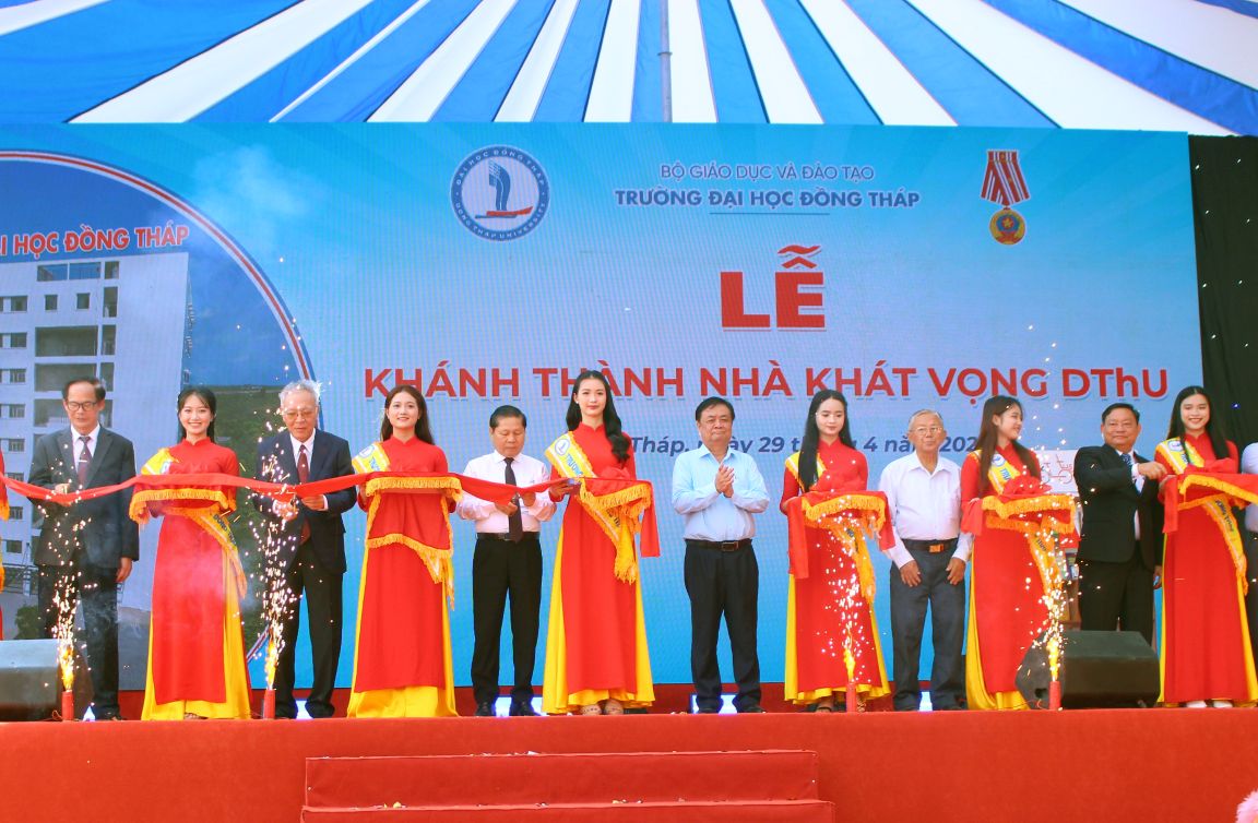 Lanh dao trung uong, dia phuong va nha truong thuc hien nghi thuc cat bang khanh thanh toa nha Khat Vong DThU. Anh: Thanh Mai