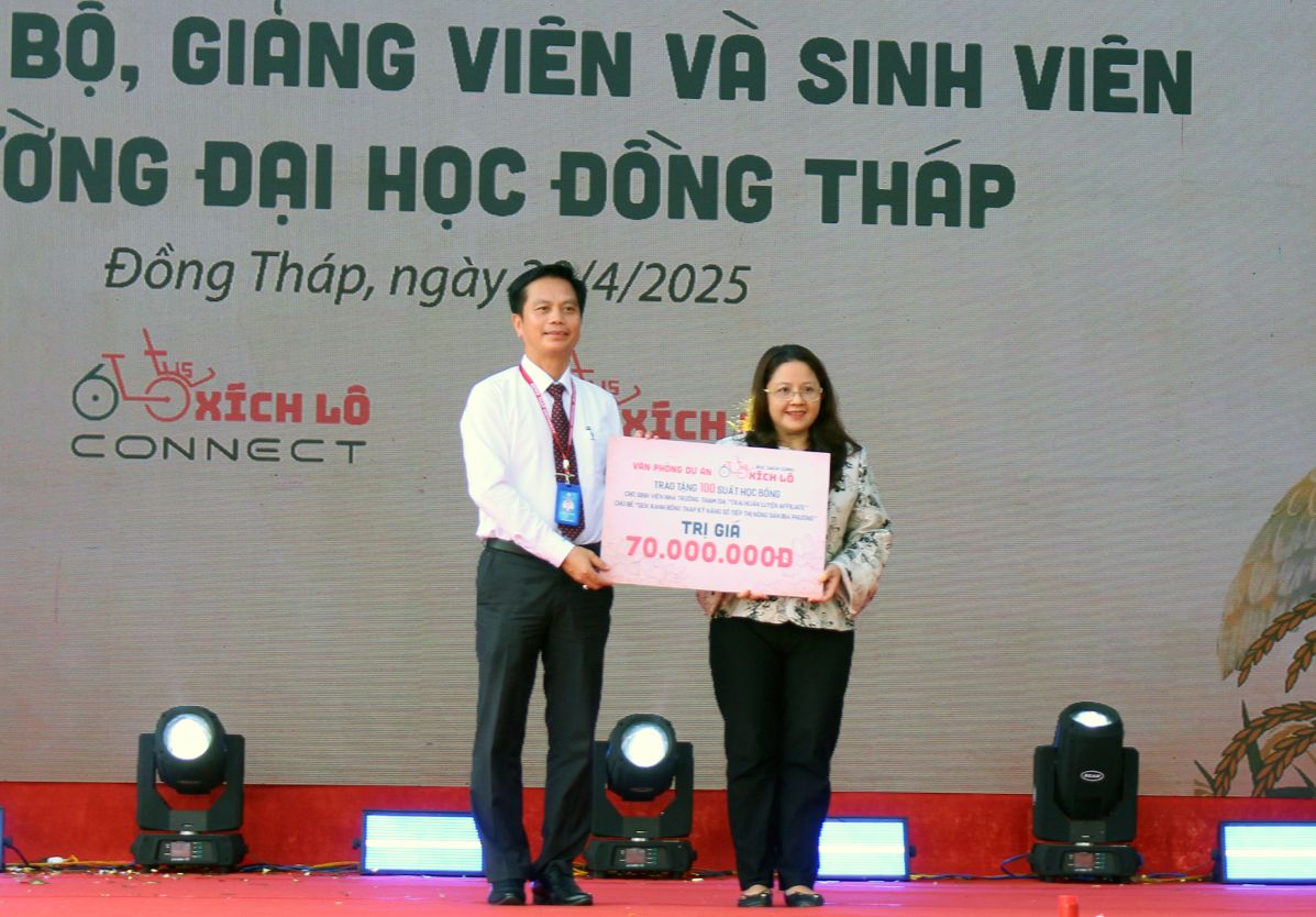 Van phong dieu phoi Du an “Doc sach cung Xich Lo” danh suat hoc bong tham gia “Trai huan luyen Affiliate” - Chu de “Gen Xanh Dong Thap - Ky nang so tiep thi nong san dia phuong”  cho DThU. Anh: Thanh Mai